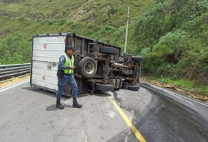 Camión se vuelca en Píllaro