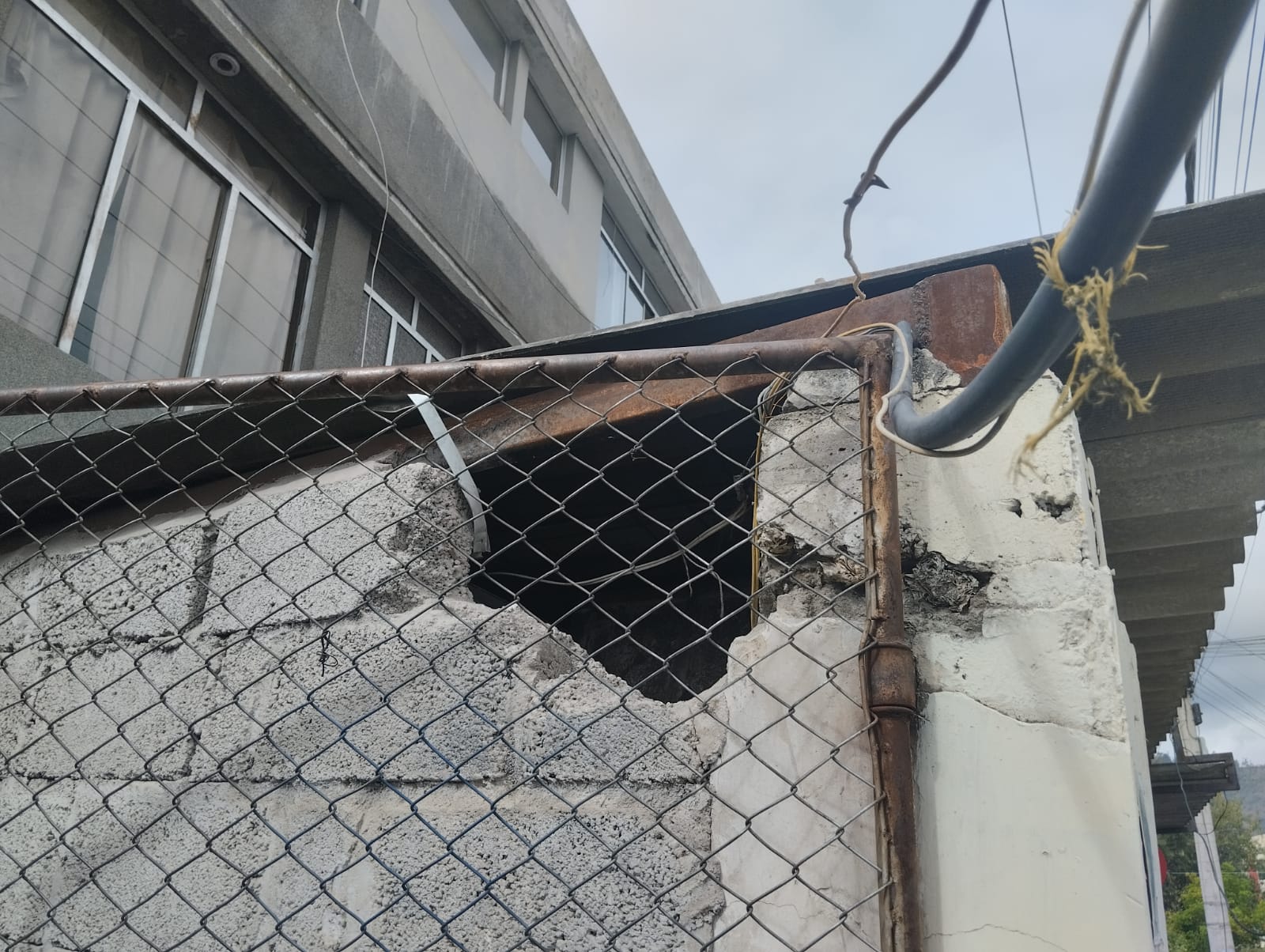 Entran por un hueco y roban 1.500 dólares de un local comercial en Ambato