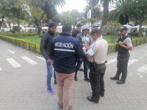 Policía realiza controles y registro de extranjeros en Loja