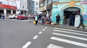 Comercio informal se toma más  calles del centro de Ambato
