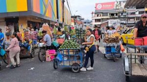 Comerciantes se toman la calle Ambato