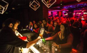 Propietarios de bares y discotecas esperan ampliación de horario de funcionamiento