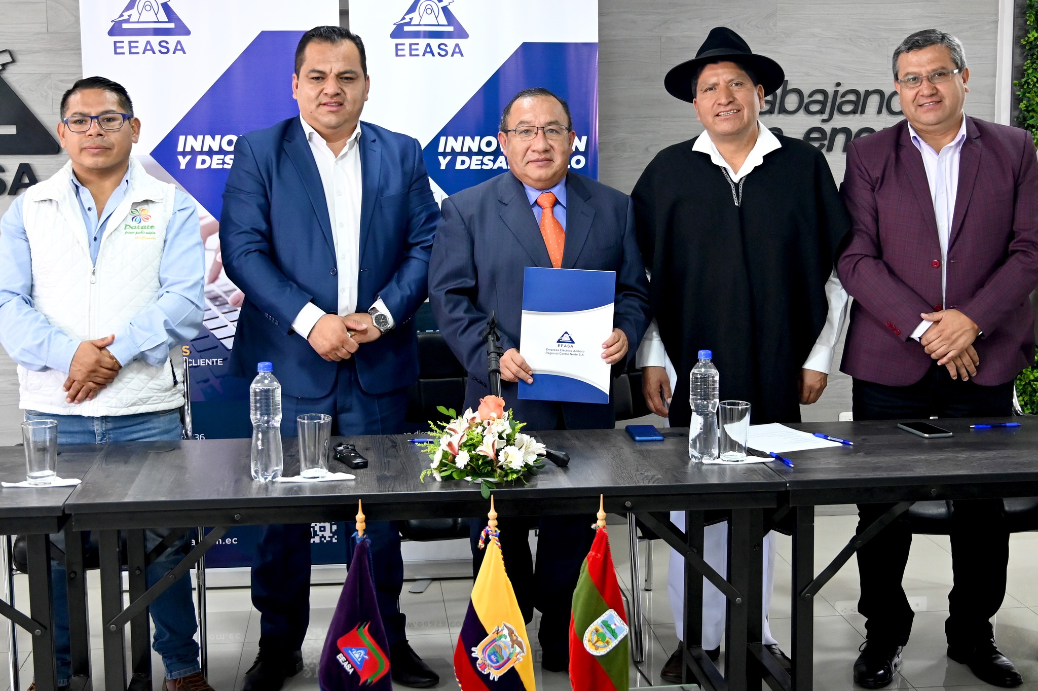 Varias autoridades de la provincia participaron en la firma del documento.