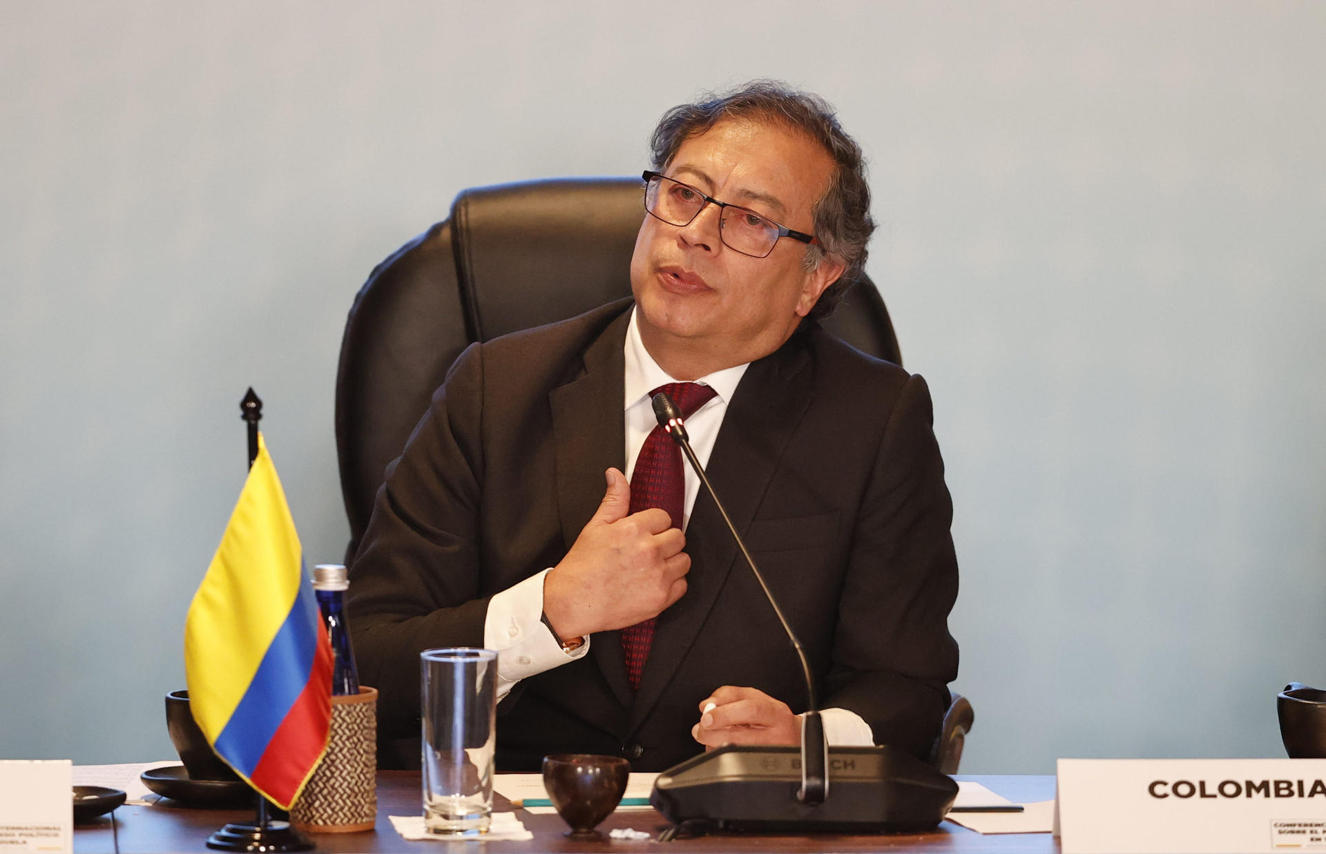Petro reorganiza su gabinete con la salida de siete ministros por crisis política