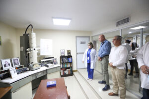 Vicepresidente Borrero recorrió las instalaciones del INSPI y revisó proyectos para fortalecer el sistema de vigilancia epidemiológica