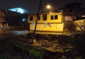 Lluvia deja inundación y socavones