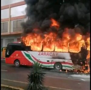 Bus interprovincial se incendia a la altura de Tres Postes