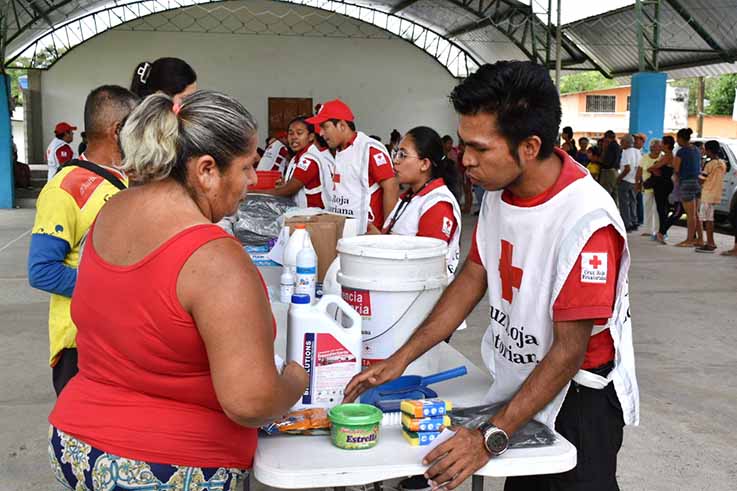 Familias reciben ayuda humanitaria