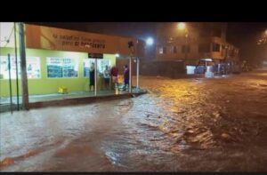 Lluvias inundaron calles y viviendas en Zapotillo, hay graves afectaciones