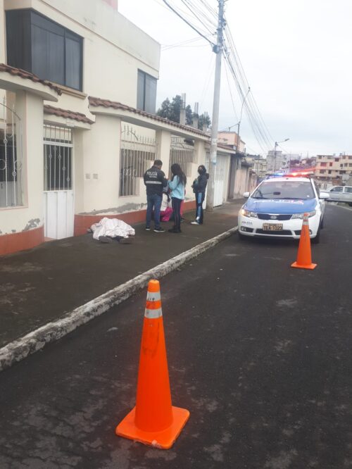 Hombre es hallado muerto en la calle