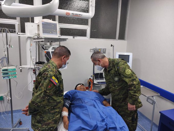 ATAQUE. Militares visitaron a los heridos en el Hospital Militar en Quito.