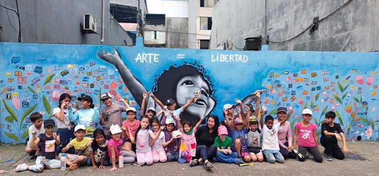 Niños demuestran el arte a través de un mural