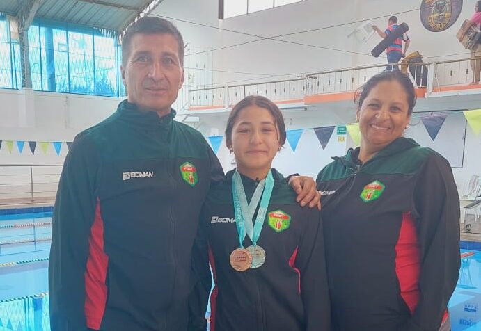 Equipo. Amy Paredes (centro) junto a sus entrenadores, Tayron Vinces y Juana Cueva.