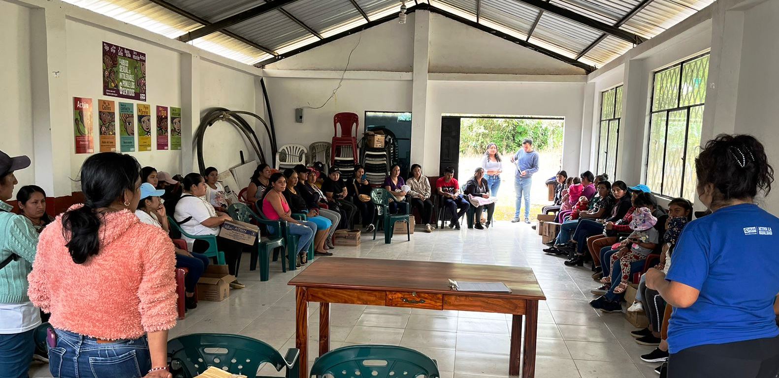 Productores de Celica se benefician con incentivos para emprendimientos de aves de postura