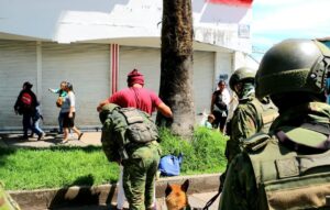 Militares resguardan las calles de Imbabura