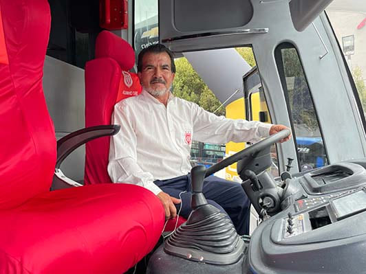 Oswaldo Pazmiño ya probó el nuevo bus de Técnico Universitario.