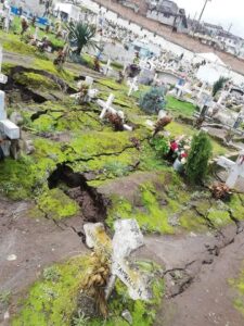 Lluvias provocan hundimientos en el cementerio de Otavalo