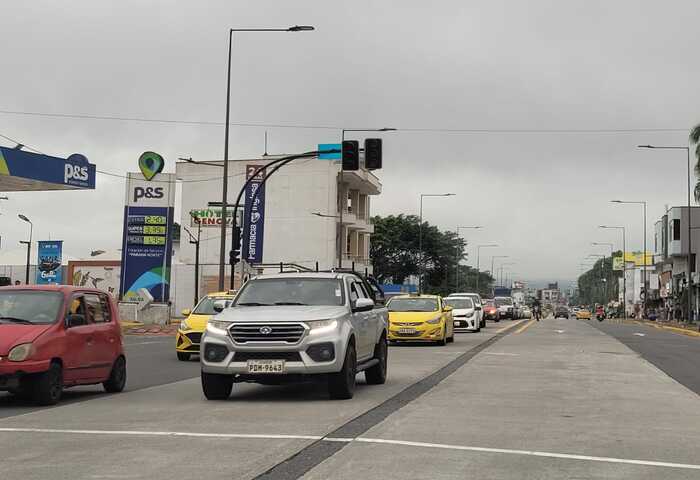 PROBLEMA. La falla en los semáforos complica la circulación vehicular y el cruce de peatones en Santo Domingo.