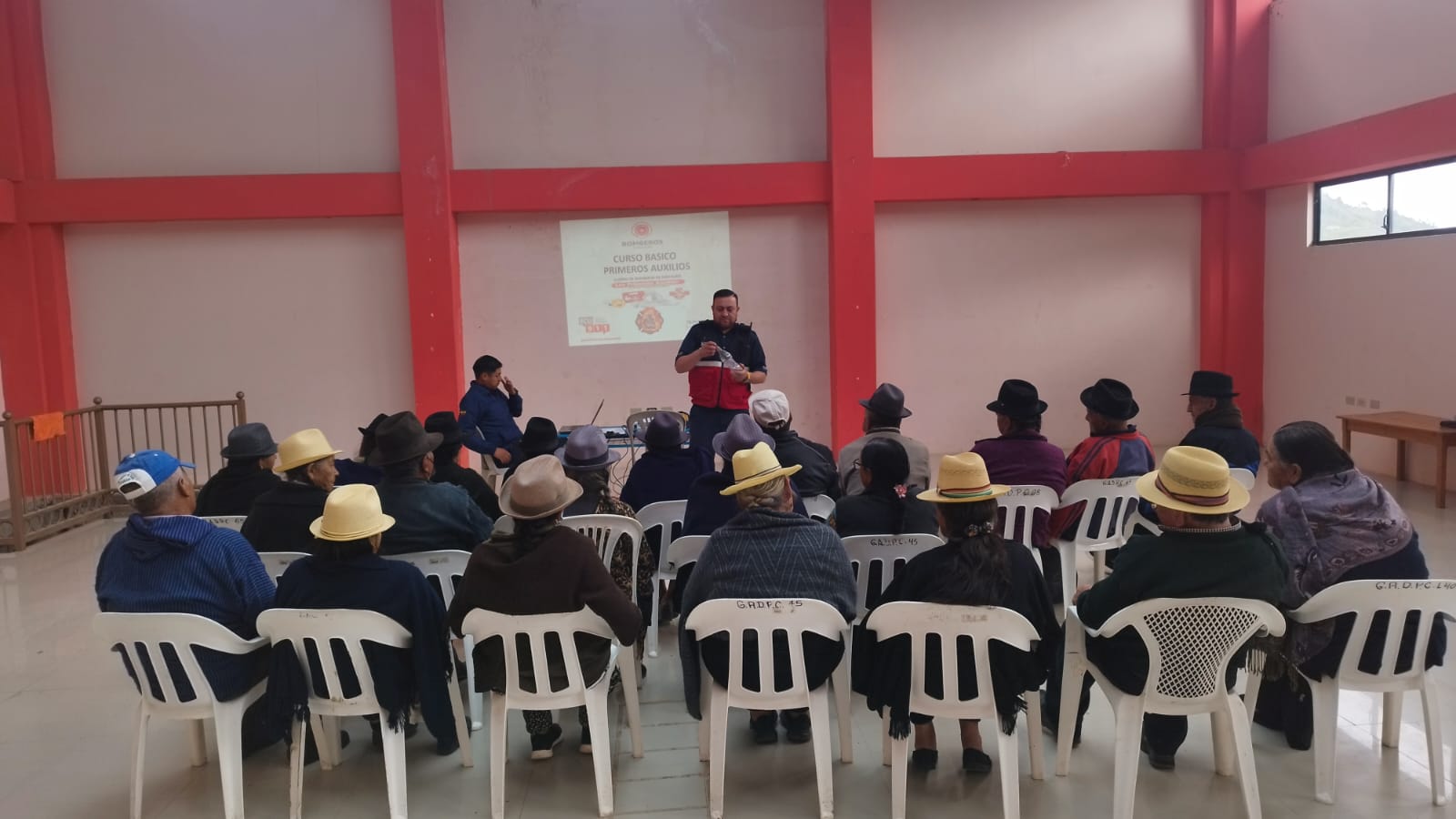 Adultos mayores de Saraguro recibieron taller de prevención de riesgos, medidas de evacuación y primeros auxilios