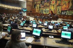 Asambleístas y partidos deberán reportar sus movimientos a la UAFE