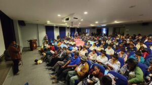 Comuneros de Otavalo protestan por retraso de adoquinado