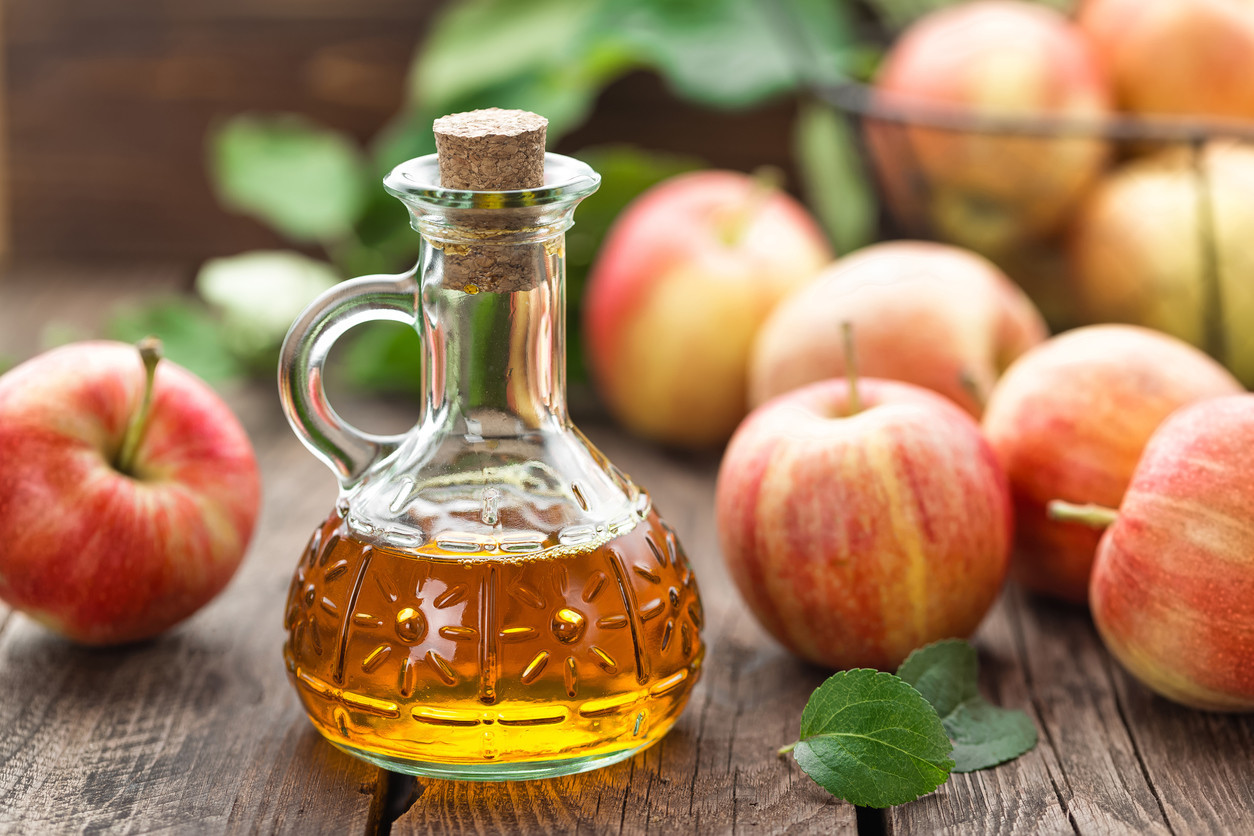 El vinagre de manzana es un líquido de olor fuerte y sabor penetrante que aporta varios beneficios.