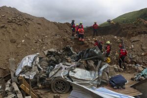 Al menos 38 cuerpos faltan por recuperar en Alausí
