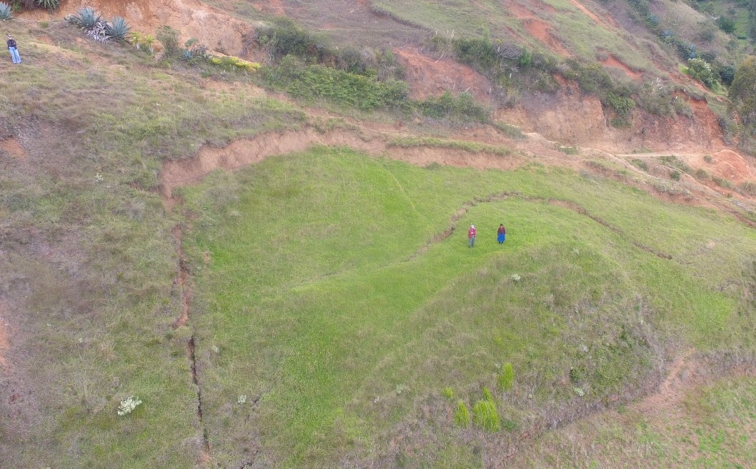30 familias de Gualel corren el riesgo de quedar sepultadas por presencia de grietas