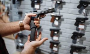 Desde mayo ciudadanos podrán obtener permisos para portar armas