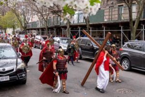 Migrantes se toman Nueva York para mostrar su fe representando el viacrucis