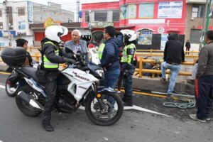 Intentan desinstalar tuberías del intercambiador de Izamba por falta de pago