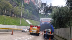 Cierre total del Túnel Guayasamín, al norte de Quito, por incendio de vehículo