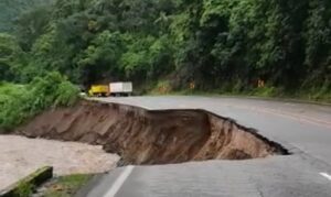 Por fuertes lluvias colapsa un tramo de la vía Alóag-Santo Domingo