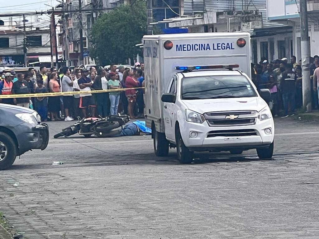 PROCESO. El vehículo de medicina legal trasladó el cadáver al Centro Forense de Santo Domingo.