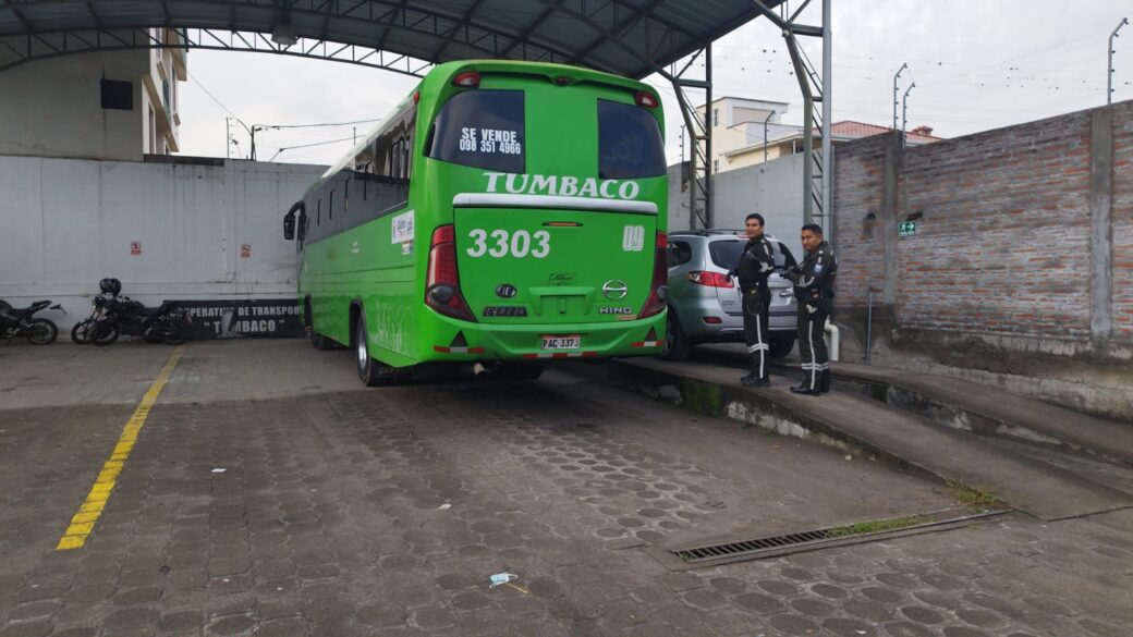 Agentes municipales localizaron el bus que habría atropellado a Santiago Gangotena