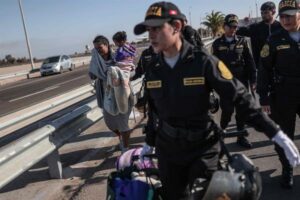 Crisis de migrantes en la frontera Perú-Chile enfrenta a ambos países