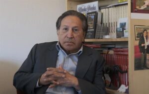 El expresidente peruano Alejandro Toledo se entrega a las autoridades de EE.UU.