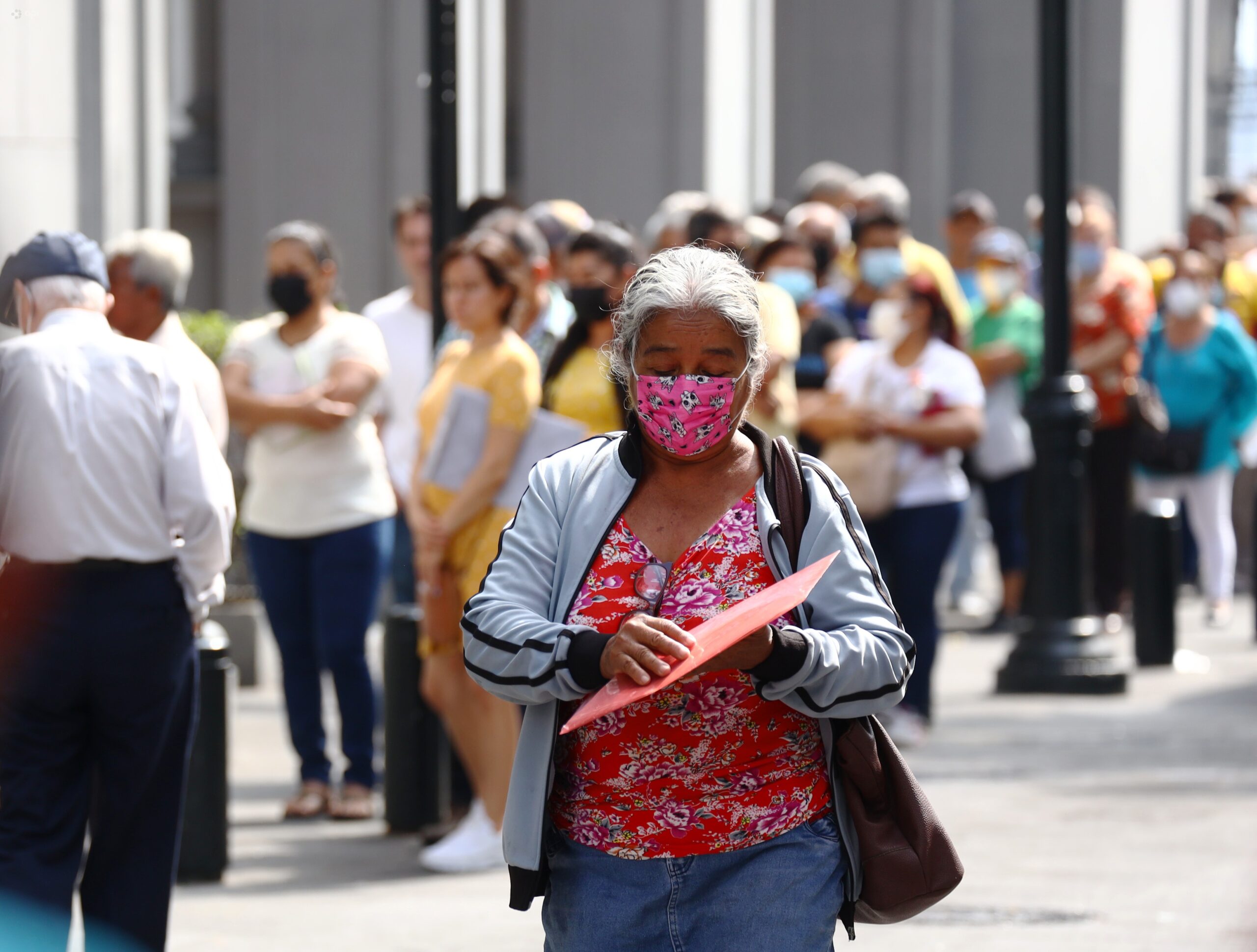 CARGA. Los ecuatorianos tendrán que trabajar para pagar más de $22,40 millones diarios de deuda pública entre 2024 y 2027.