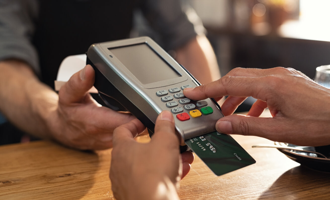 BOLSILLO. Las tarjetas de crédito no significan usar dinero propio, sino financiar el gasto.