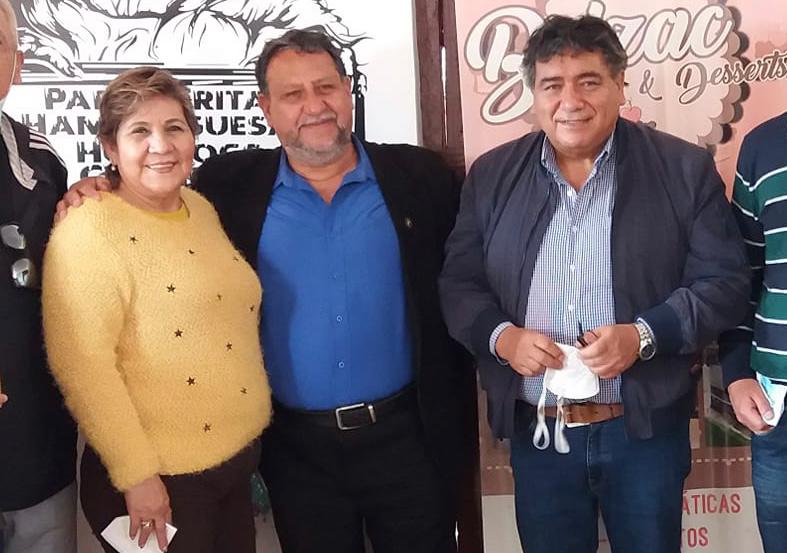 Ramiro Frías, asambleísta de Tungurahua por la ID (centro) y Saúl Medina, nuevo Gobernador.