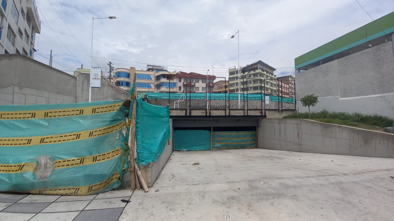 Este es el estado de la plazoleta Bellavista cubierta con mallas verdes.