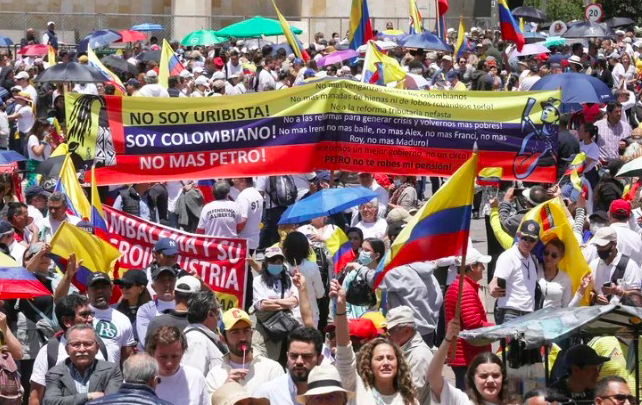 Cientos de manifestantes protestan en Bogotá y otras ciudades contra las reformas del Gobierno colombiano