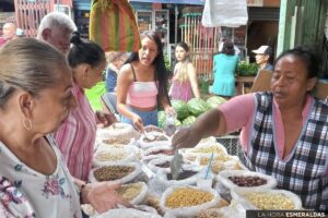 Comerciantes venden granos por Semana Santa