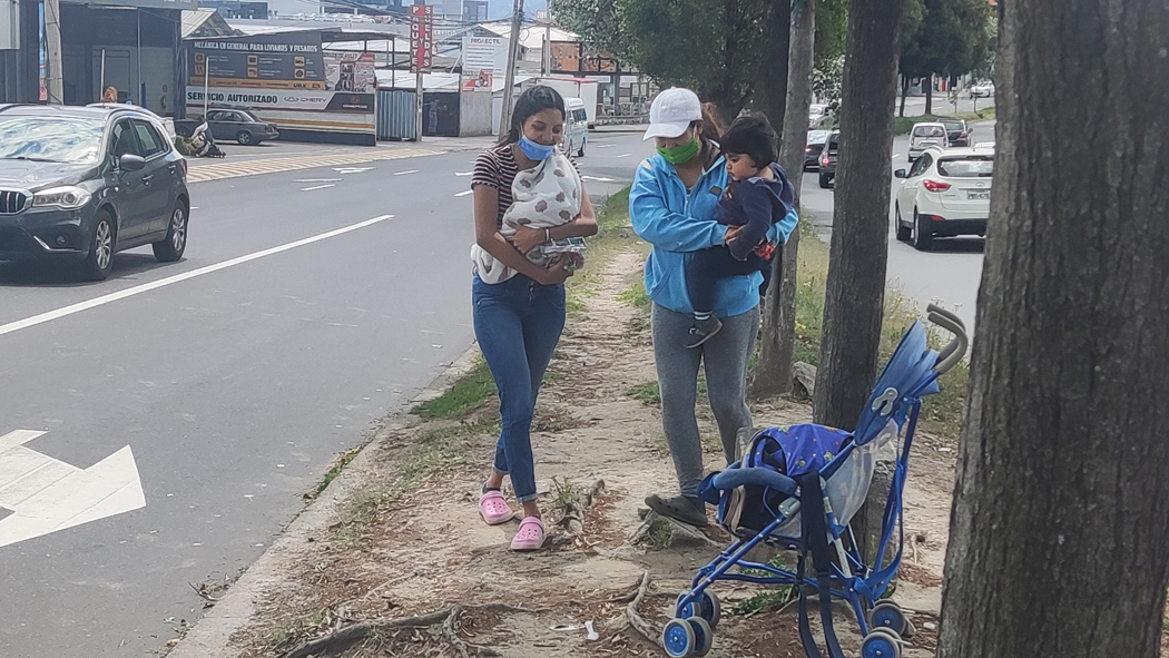 POBREZA. Madres migrantes salen con sus pequeños a trabajar en las calles de Quito.