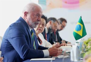 Macron y Lula hablan de cómo financiar desarrollo y cambio climático en los países pobres