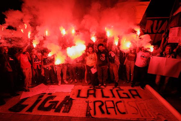 INDIGNACIÓN. Activistas y ciudadanos protestan en contra de los ataques racistas sufridos por el futbolista brasileño Vinicius Jr.