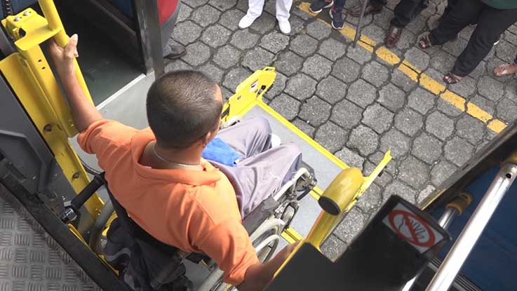 Buses con elevadores para personas con discapacidad