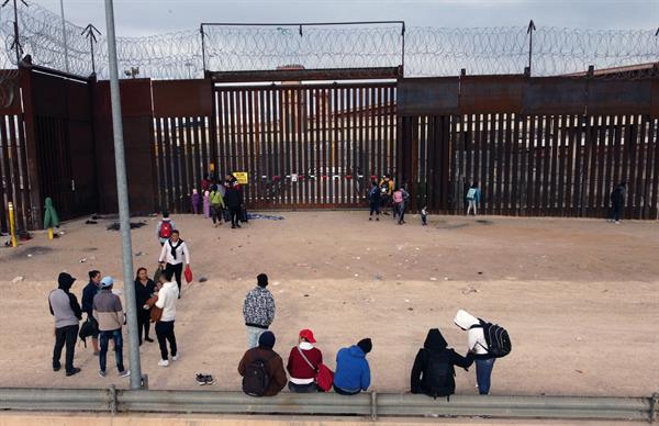 DRAMA. Migrantes permanecen en el muro fronterizo, en Ciudad Juárez, estado de Chihuahua (México), en una fotografía de archivo. EFE