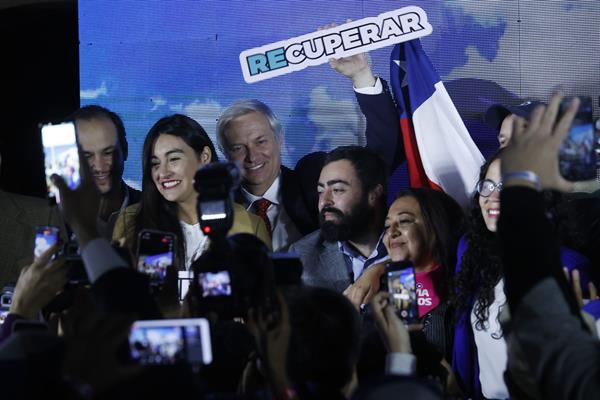 Festejo. El líder del ultraderechista Partido Republicano de chile, José Antonio Kast (c-atrás), tras conocer los resultados de las votaciones.