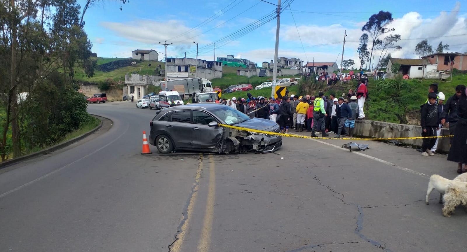 El siniestrado carro quedó en medio de la calzada tras el percance.